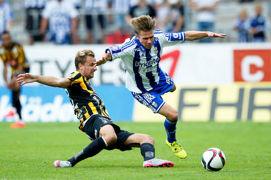 Häckens Jasmin Sudic fäller IFK Göteborgs Riku Riski och