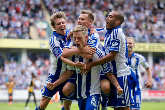 IFK Göteborgs Sören Rieks jublar och omfamnas av Riku