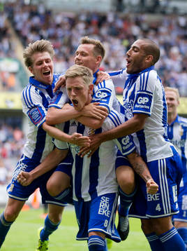 IFK Göteborgs Sören Rieks jublar och omfamnas av Riku