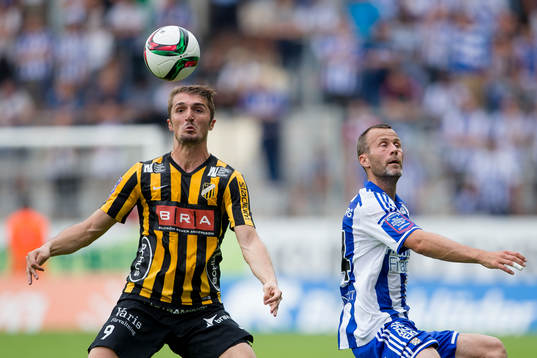 Häckens Dardan Rexhepi mot IFK Göteborgs Hjalmar Jonsson