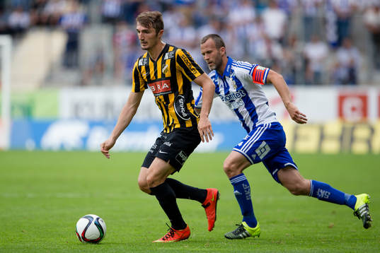 Häckens Dardan Rexhepi mot IFK Göteborgs Hjalmar Jonsson
