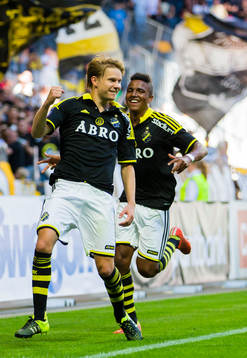 s Johan Blomberg gör 2-0 och firar med Niclas Eliasson (h)