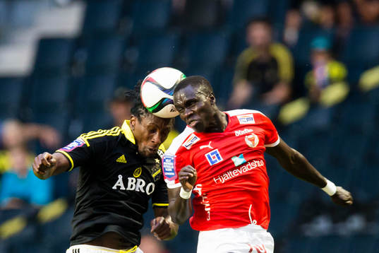 s Dickson Etuhu i kamp om bollen med Kalmars Papa Alioune