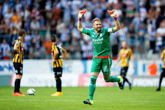 IFK Göteborgs målvakt John Alvbåge jublar