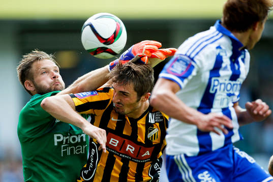 IFK Göteborgs målvakt John Alvbåge och Häckens Dardan