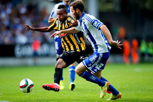 Häckens Nasiru Mohammed och IFK Göteborgs Emil Salomonsson