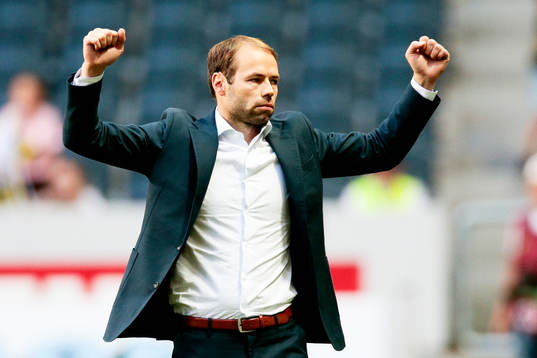 s tränare Andreas Alm jublar