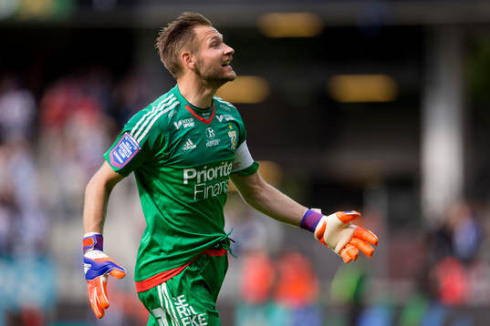 IFK Göteborgs målvakt John Alvbåge jublar
