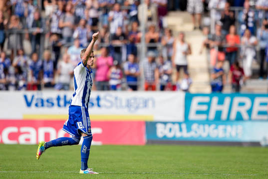 IFK Göteborgs Sören Rieks firas av publiken när han byts