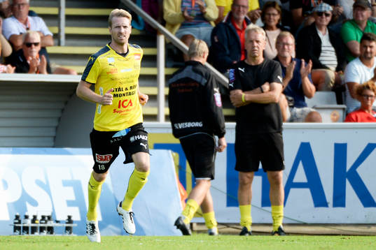 Mjällbys Christian Wilhelmsson gör entre på planen