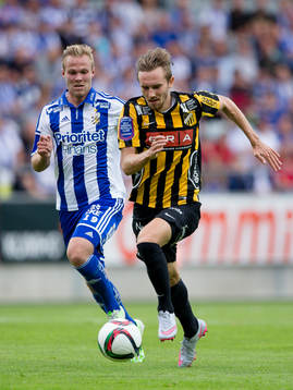 IFK Göteborgs Gustav Engvall jagar Häckens Simon Sandberg