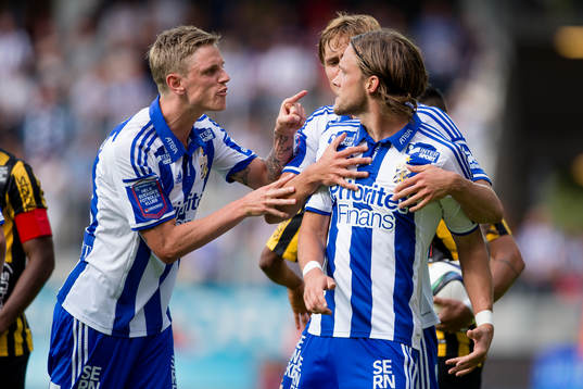 IFK Göteborgs Sören Rieks lugnar ned Tom Pettersson