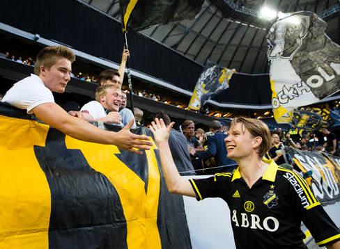 s Johan Blomberg skakar hand med supportar