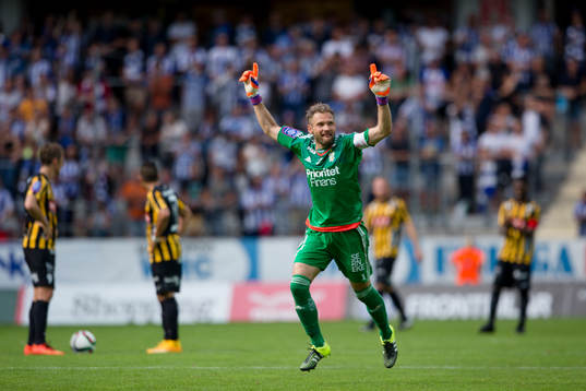 IFK Göteborgs målvakt John Alvbåge jublar