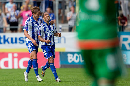 IFK Göteborgs Haitam Aleesami jublar ihop med Thomas Rogne