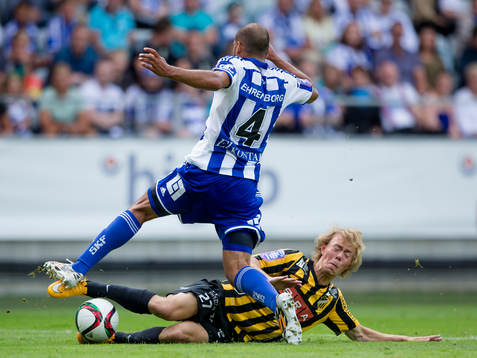 IFK Göteborgs Haitam Aleesami glidtacklas av Häckens Joel