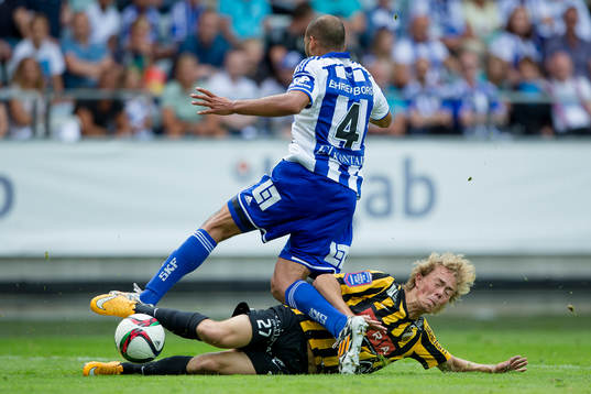 IFK Göteborgs Haitam Aleesami glidtacklas av Häckens Joel