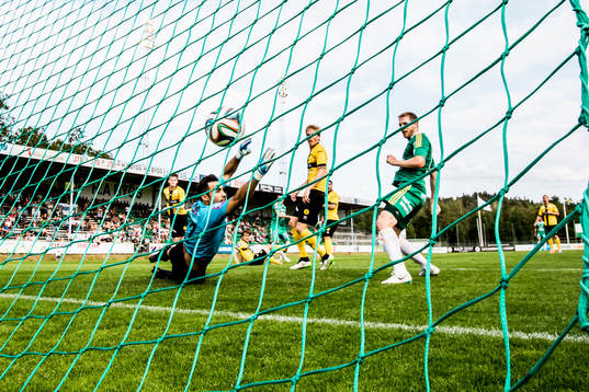 Ljungskiles Ahmed El Amrani gör 1-0 på långskott
