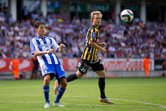 IFK Göteborgs Mads Albaek nickar undan bollen före