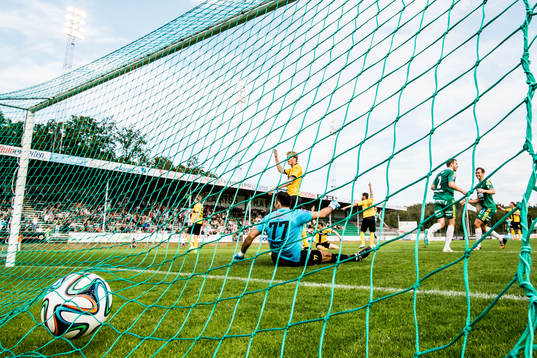 Ljungskiles Ahmed El Amrani gör 1-0 på långskott och