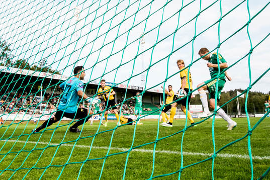 Ljungskiles Ahmed El Amrani gör 1-0 på långskott
