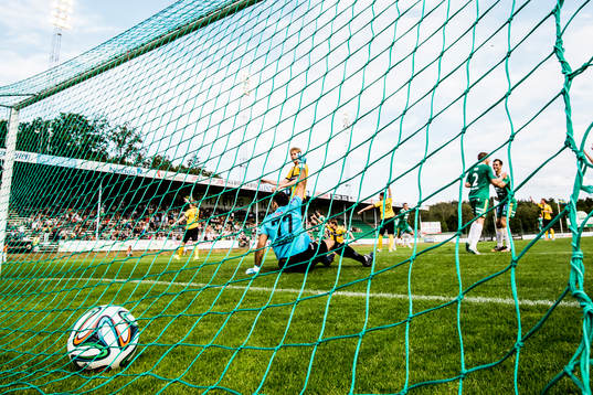 Ljungskiles Ahmed El Amrani gör 1-0 på långskott och