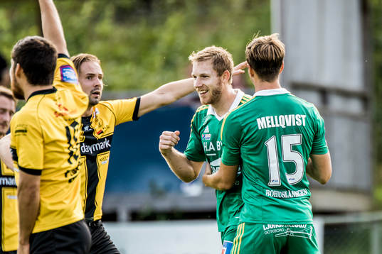 Ljungskiles Steven Old och Alexander Mellqvist jublar vid