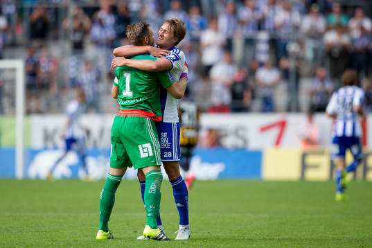 IFK Göteborgs målvakt John Alvbåge och Thomas Rogne