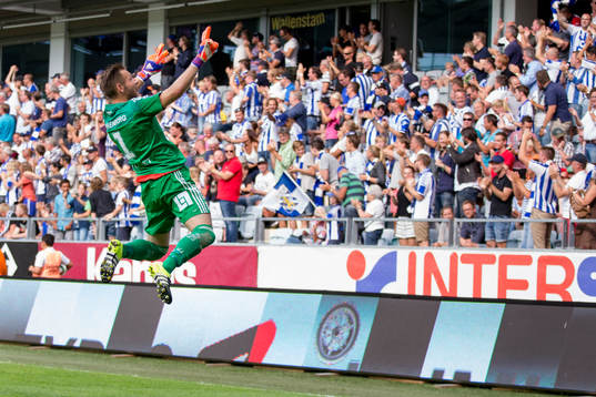 IFK Göteborgs målvakt John Alvbåge jublar
