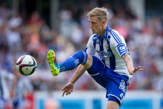 IFK Göteborgs Sören Rieks tar ned bollen