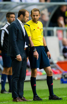 s tränare Andreas Alm diskuterar med domare Johan Hamlin