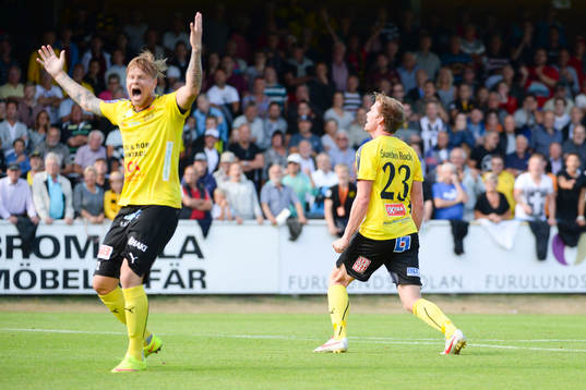 Mjällbys David Löfqvist (tv) skriker