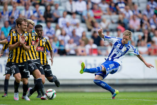 IFK Göteborgs Sören Rieks skjuter ett skott mot täckande