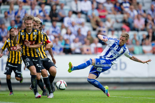 IFK Göteborgs Sören Rieks skjuter ett skott mot täckande