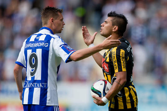 IFK Göteborgs Jakob Ankersen i samtal med Häckens Paulo