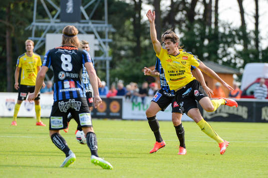 Mjällbys Lukas Grill sträcker upp handen