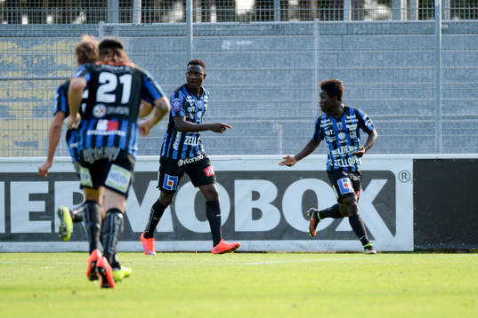 Sirius Kingsley Sarfo har gjort 0-1under fotbollsmatchen i