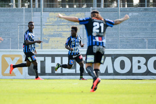 Sirius Kingsley Sarfo har gjort 0-1under fotbollsmatchen i