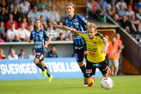 Mjällbys Jesper Gustafsson med bollen