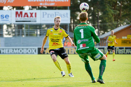 Mjällbys Christian Wilhelmsson och Sirius målvakt Andreas