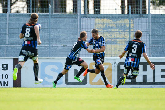 Sirius Stefan Silva har gjort 2-1 och jublar