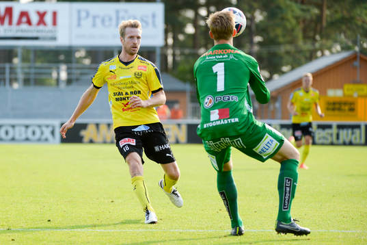 Mjällbys Christian Wilhelmsson och Sirius målvakt Andreas