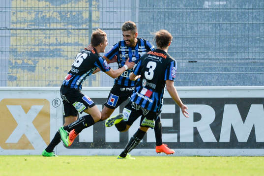 Sirius Stefan Silva har gjort 2-1 och jublar