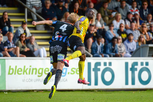 Mjällbys Ibrahim Teteh Bangura kastar sig