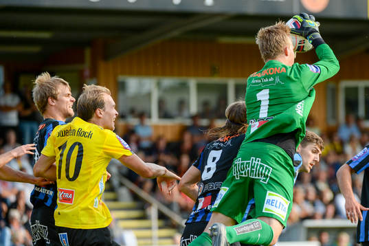Sirius målvakt Andreas Andersson gör en räddning