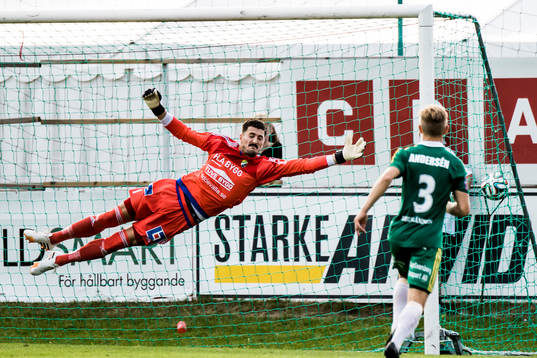 Ljungskiles målvakt Ivo Vazgec  släpper in en frispark