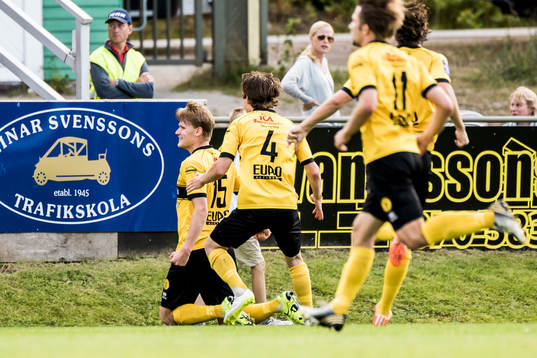 Frej Täby gör 1-1 och jublar