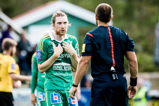 Ljungskiles Markus Gustafsson pratar med domare Kaspar