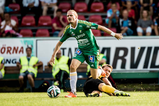 Ljungskiles Jonas Lindberg blir tacklad av Frej Täbys