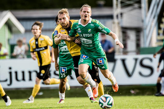 Ljungskiles Jonas Lindberg blir tacklad av Frej Täbys